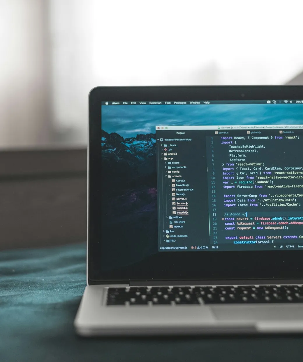 Portátil moderno mostrando el código y el diseño de una web profesional en desarrollo