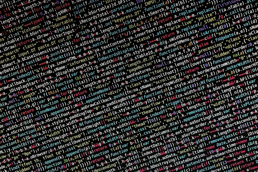 Pantalla con código de programación en primer plano