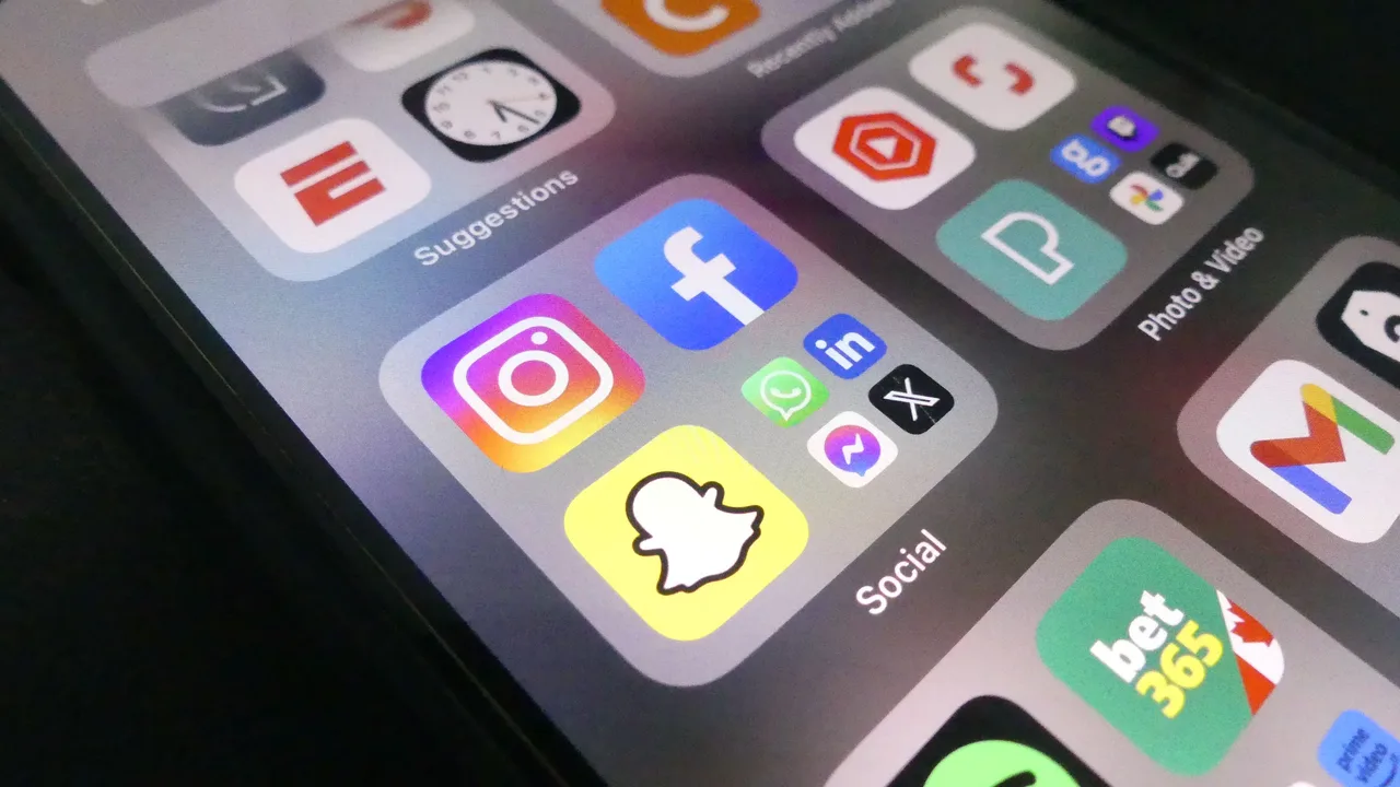 Pantalla d'un smartphone mostrant diverses aplicacions de xarxes socials