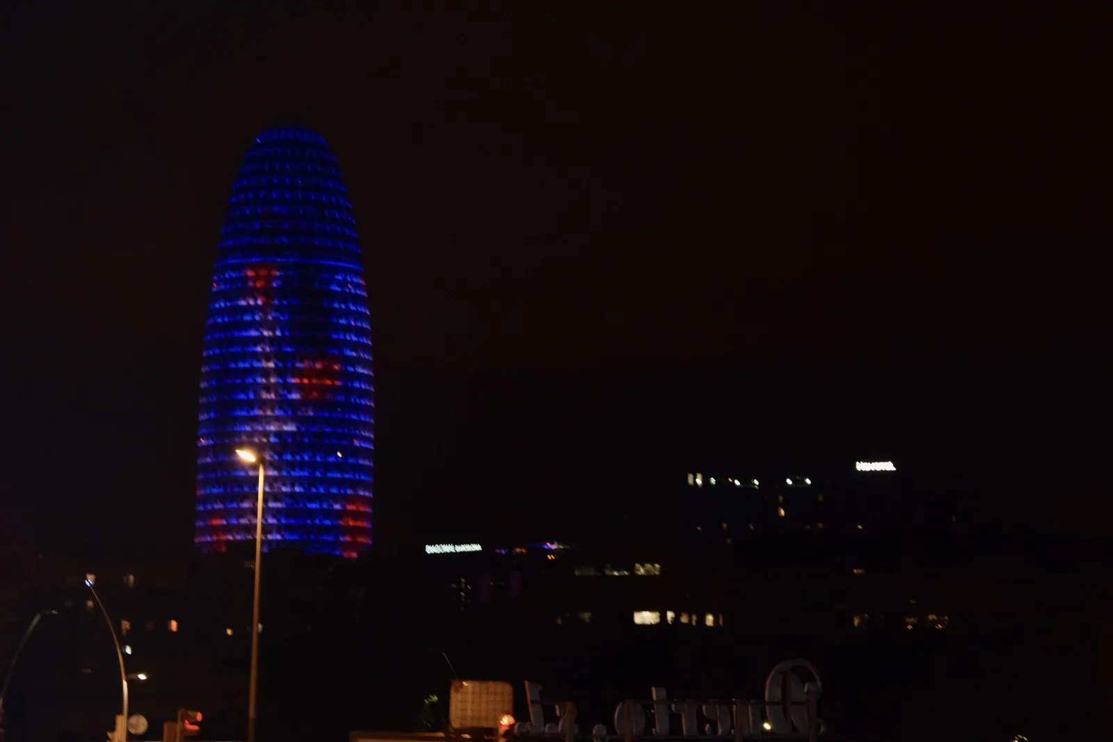 Torre Glòries iluminada de noche en el distrito tecnológico 22@ de Barcelona