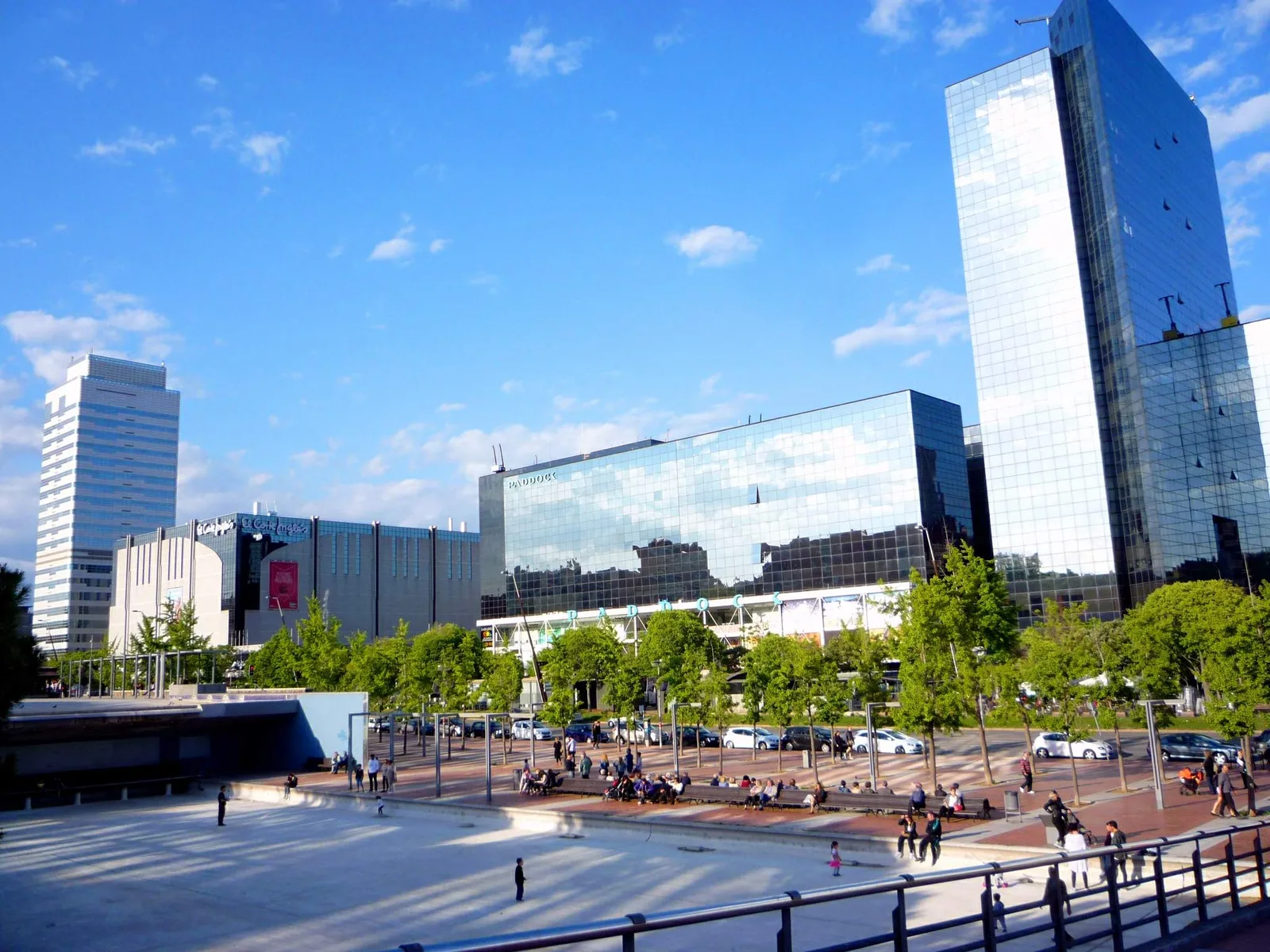 Avenida Francesc Macià, el Eix Macià, principal eje comercial y de negocios de Sabadell