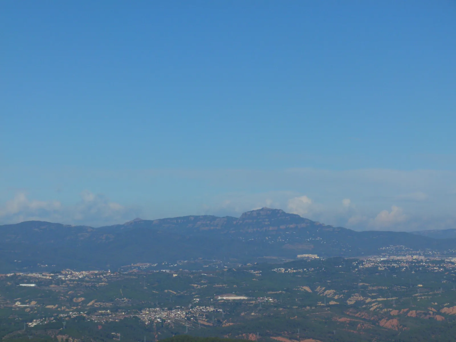 El massís de Sant Llorenç del Munt, con La Mola, que domina la comarca del Vallès Occidental