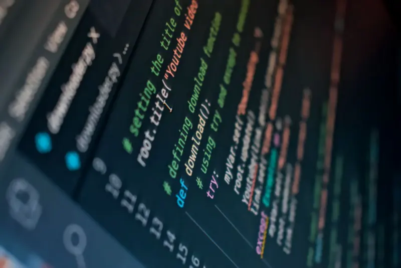 Código de una web en una pantalla oscura