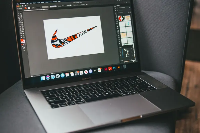 Pantalla de portátil con una herramienta de diseño abierta