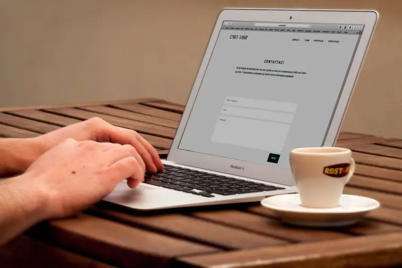 Persona trabajando en una web desde un portátil