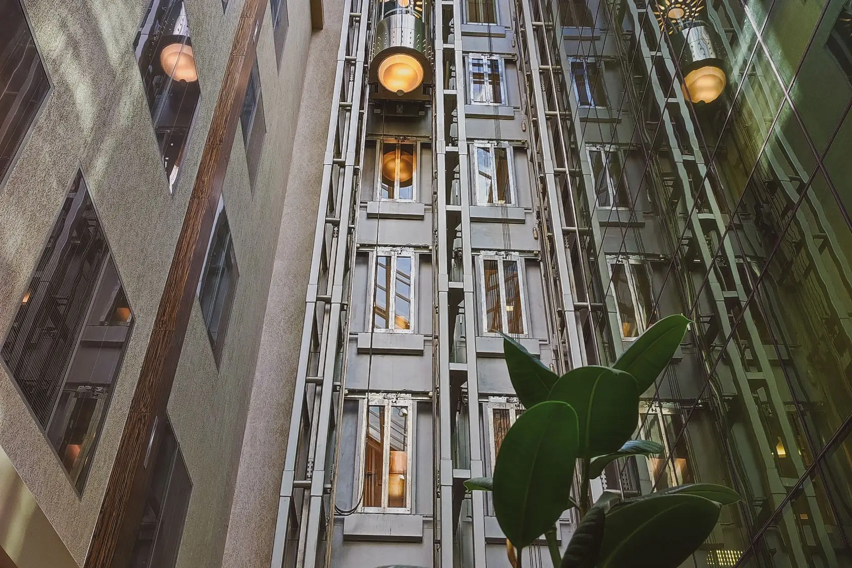 Ascensores en el interior de un edificio