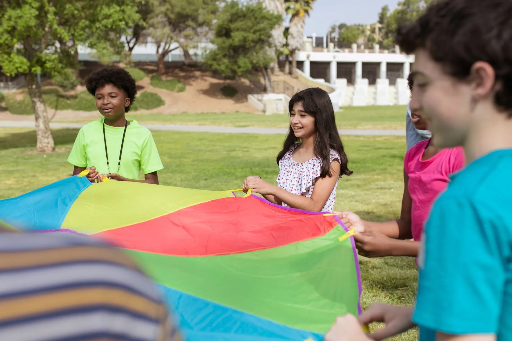 Niños jugando al aire libre durante una actividad de ocio educativo