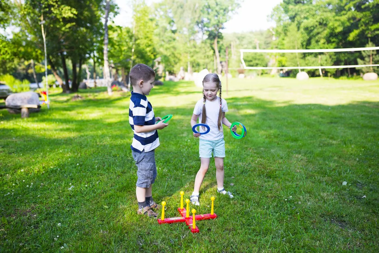 Niños jugando a juegos al aire libre en un parque