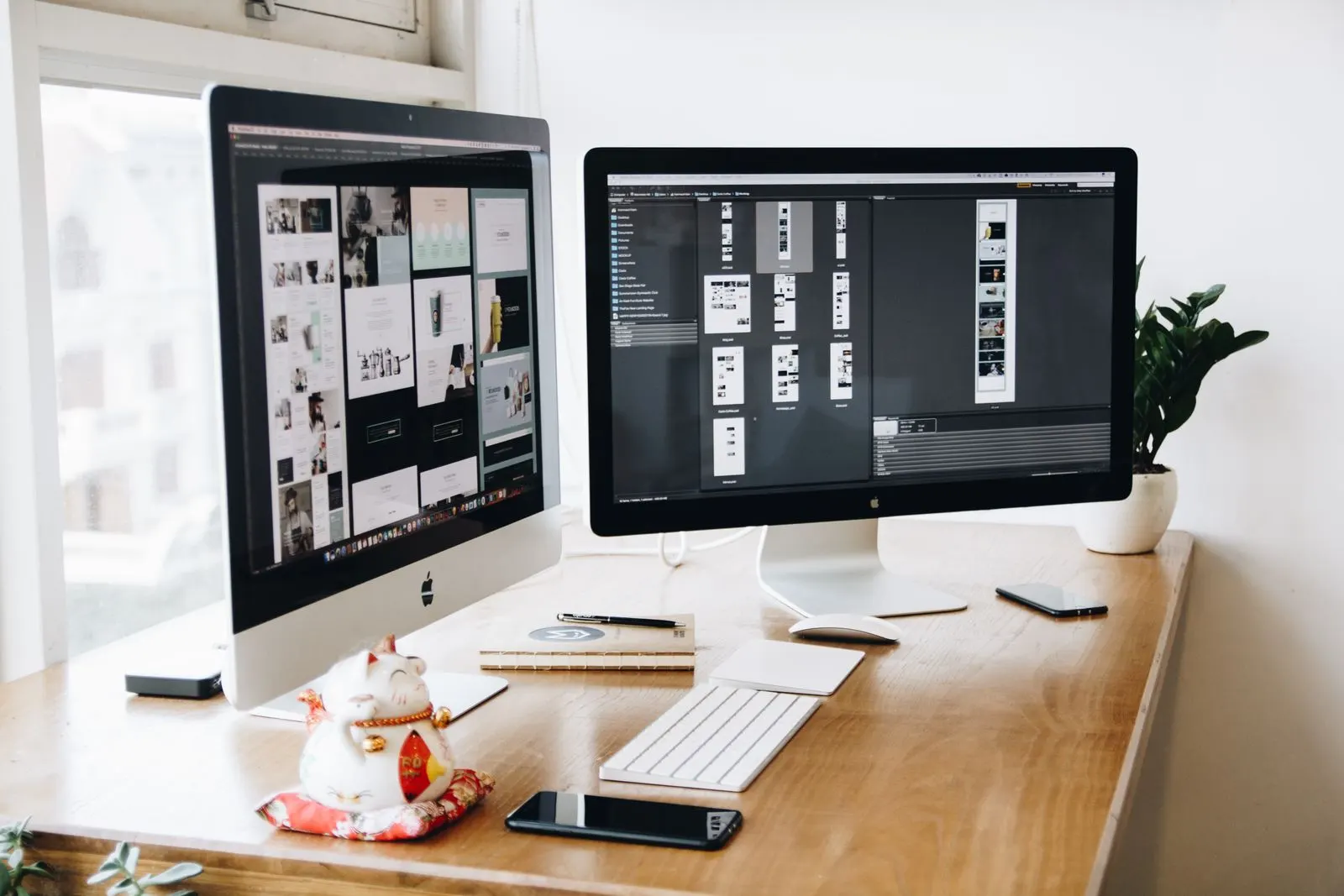 Espacio de trabajo con dos pantallas mostrando el diseño de una web profesional